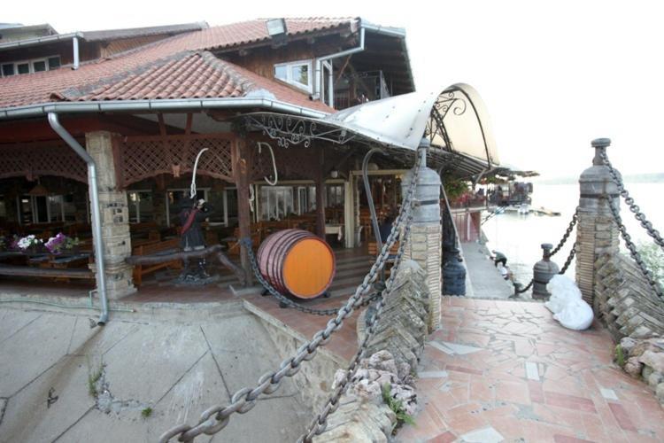 Hotel Dunav Sremski Karlovci Bagian luar foto